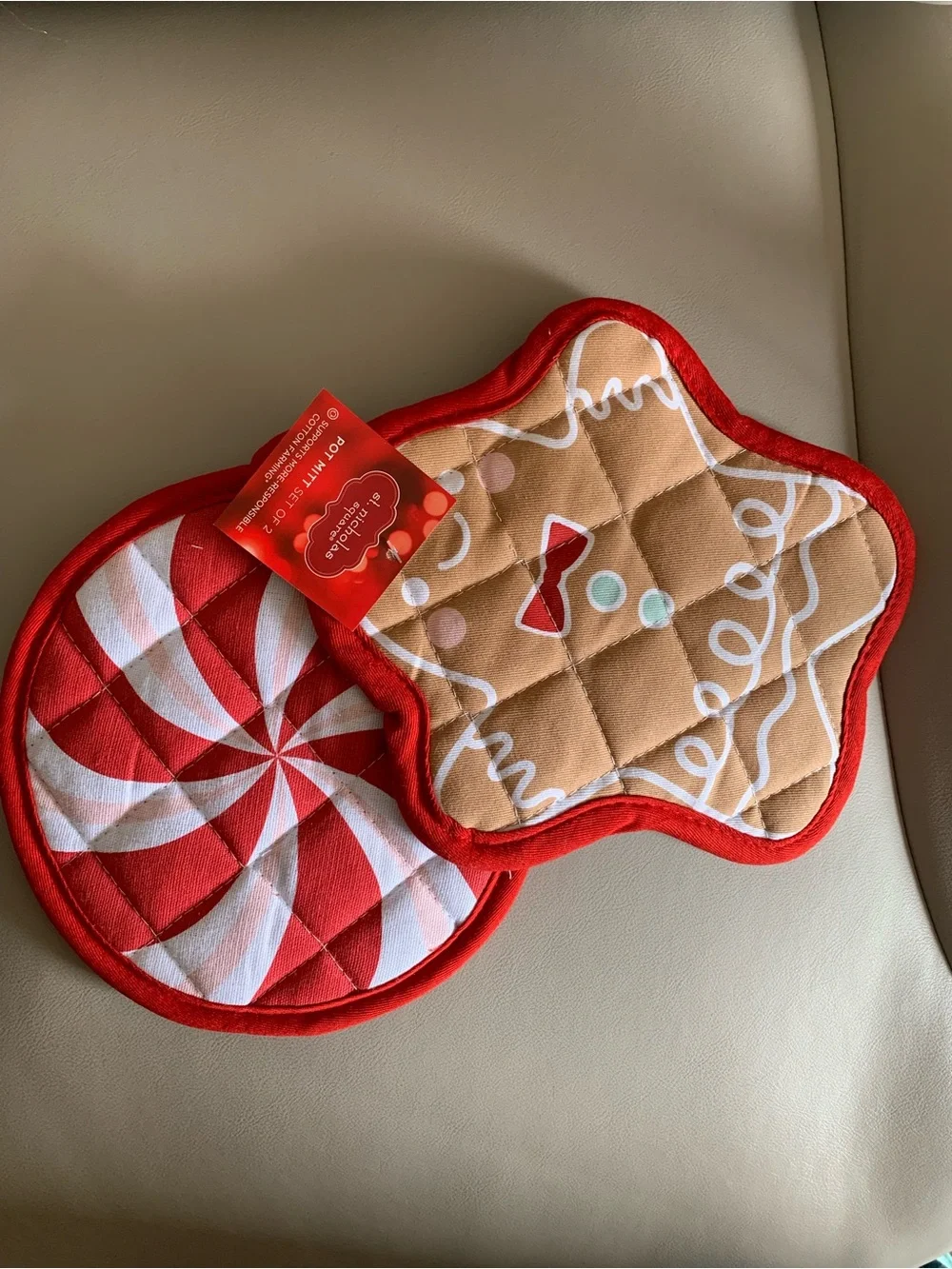 St. Nicholas Square Red and Brown Gingerbread Star Pot Mitt Set